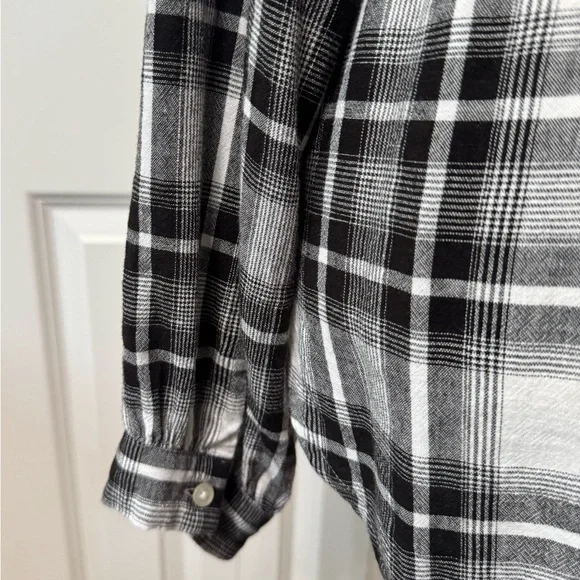 LOFT EUC❤️ Black and White Plaid Relaxed Buttoned Blouse with detailed neck - Picture 8 of 10